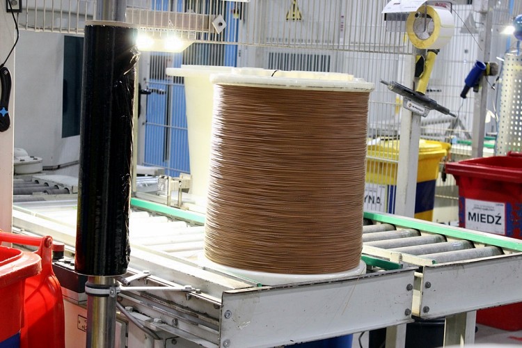 Podwrocławska fabryka produkuje 45 tys. kilometrów kabli tygodniowo. Zobacz, jak wygląda ich produkcja [ZDJĘCIA], Bartosz Senderek